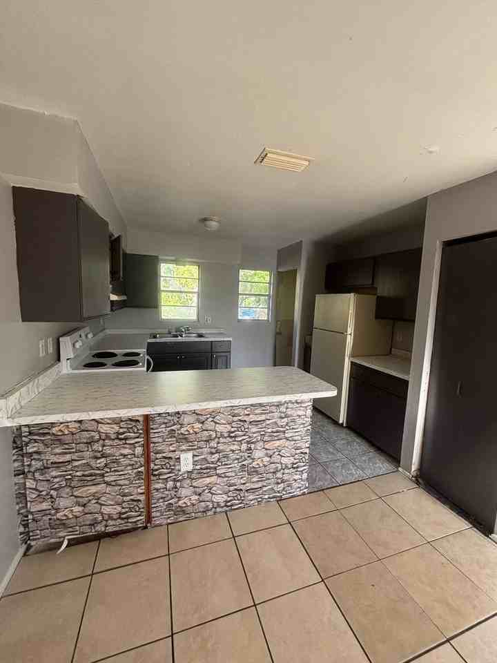 929 33rd Ave W - Photo 2 of 24