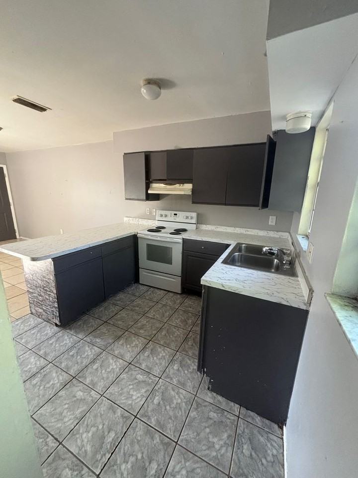 929 33rd Ave W - Photo 3 of 24