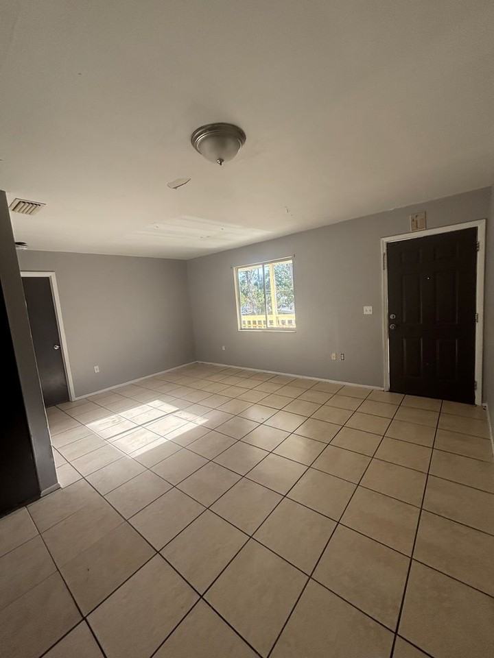 929 33rd Ave W - Photo 5 of 24