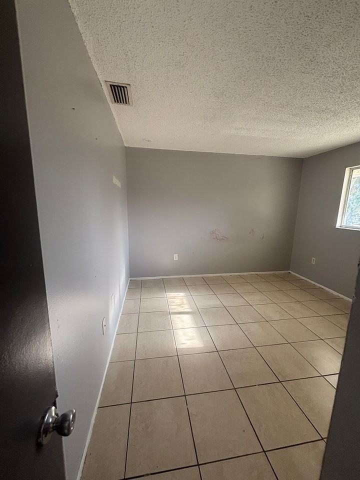 929 33rd Ave W - Photo 6 of 24