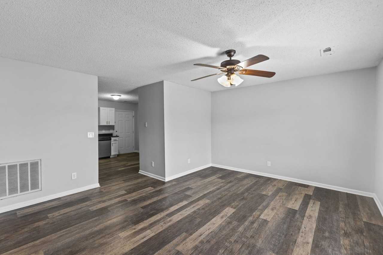 14 Coats Cir - Photo 2 of 10