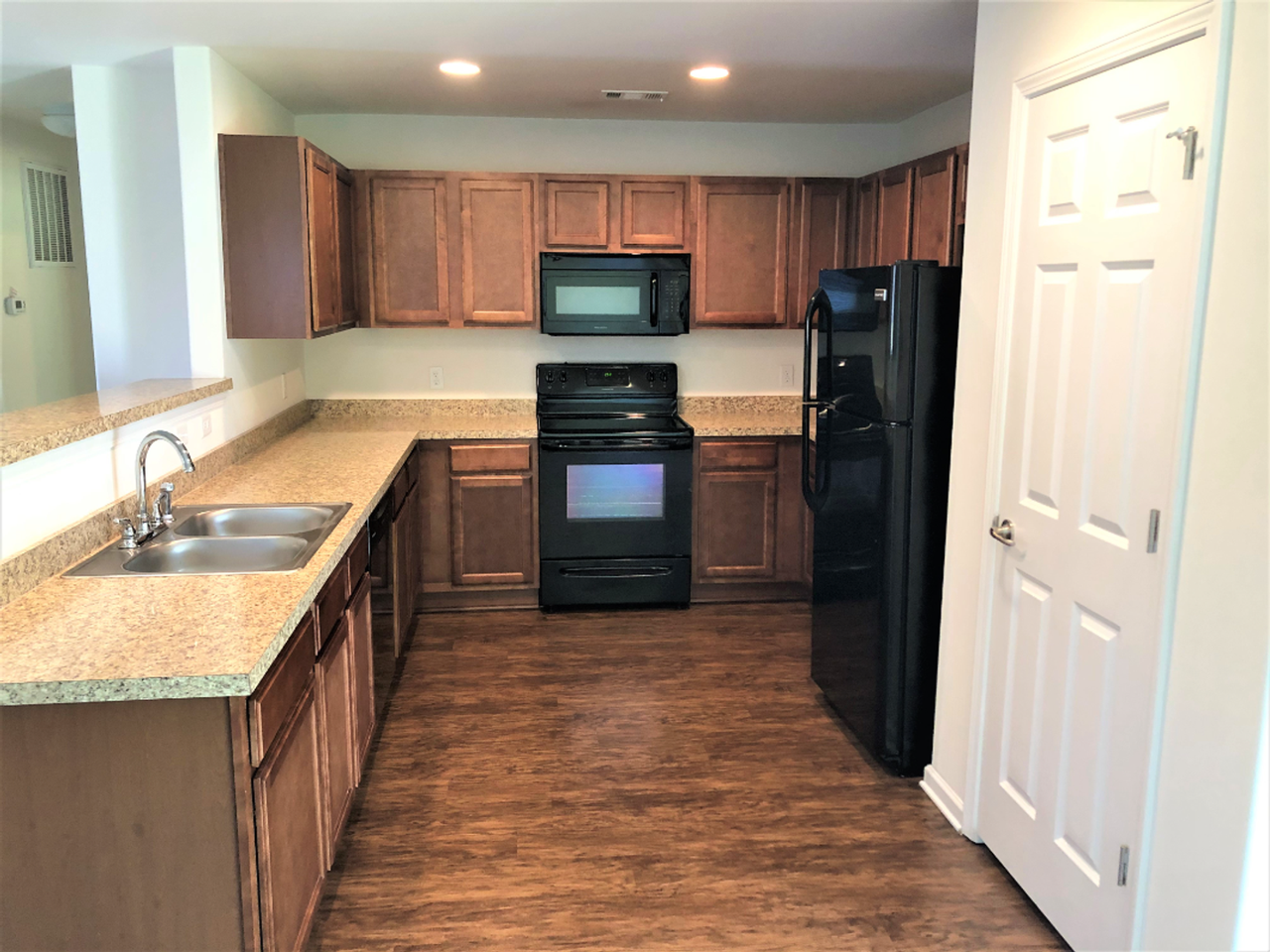 92 Roseberry Cir - Photo 3 of 7