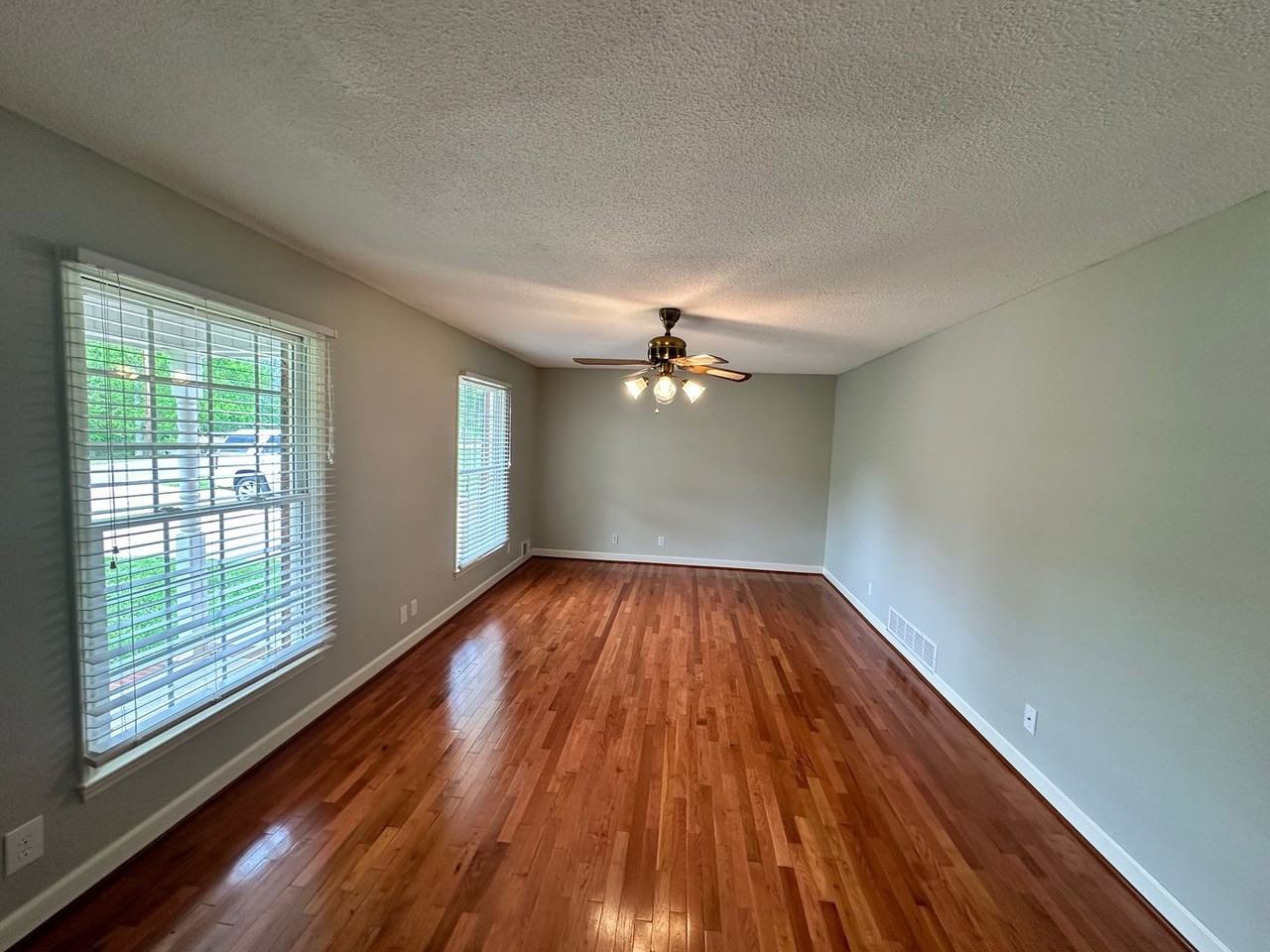 204 N Oakgrove Ext - Photo 4 of 33