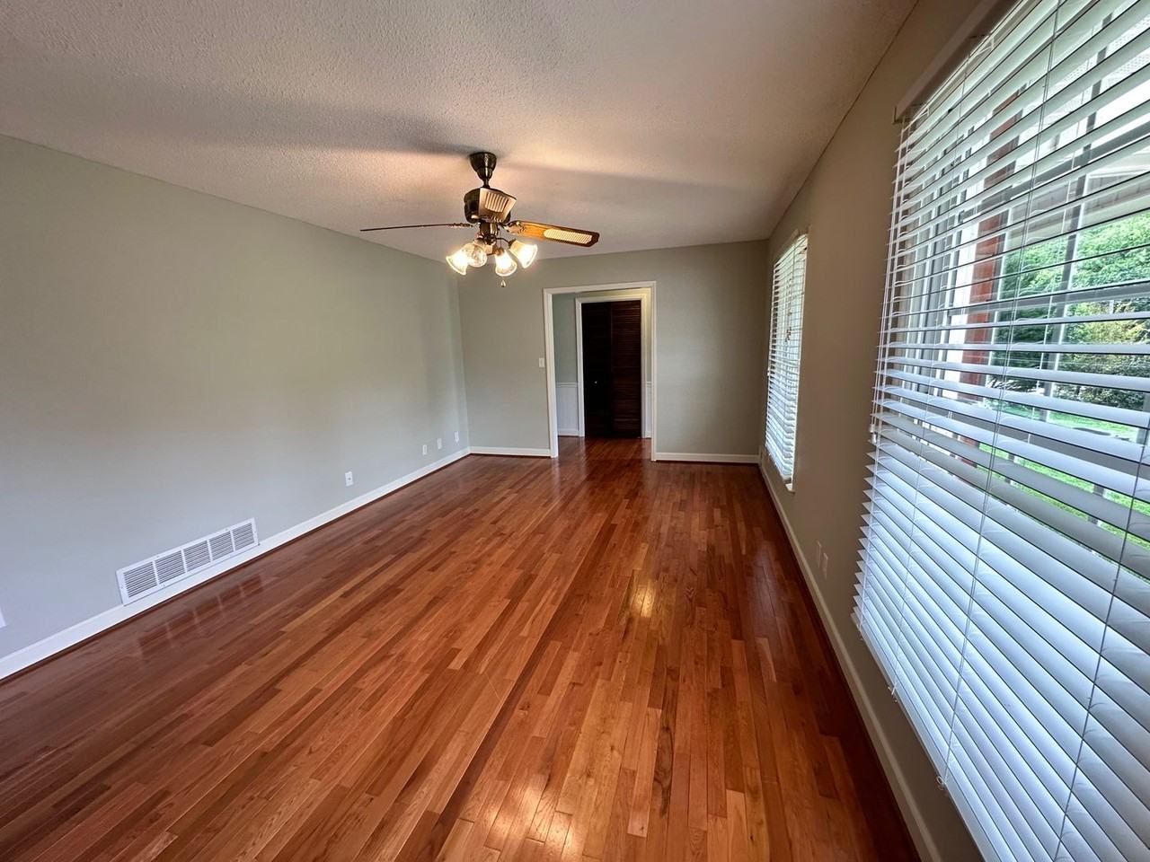 204 N Oakgrove Ext - Photo 5 of 33