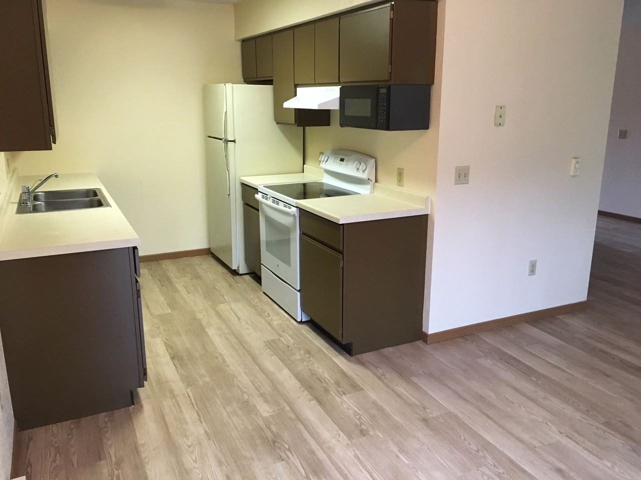 3BR Renovated Townhouse - Photo 2 of 6