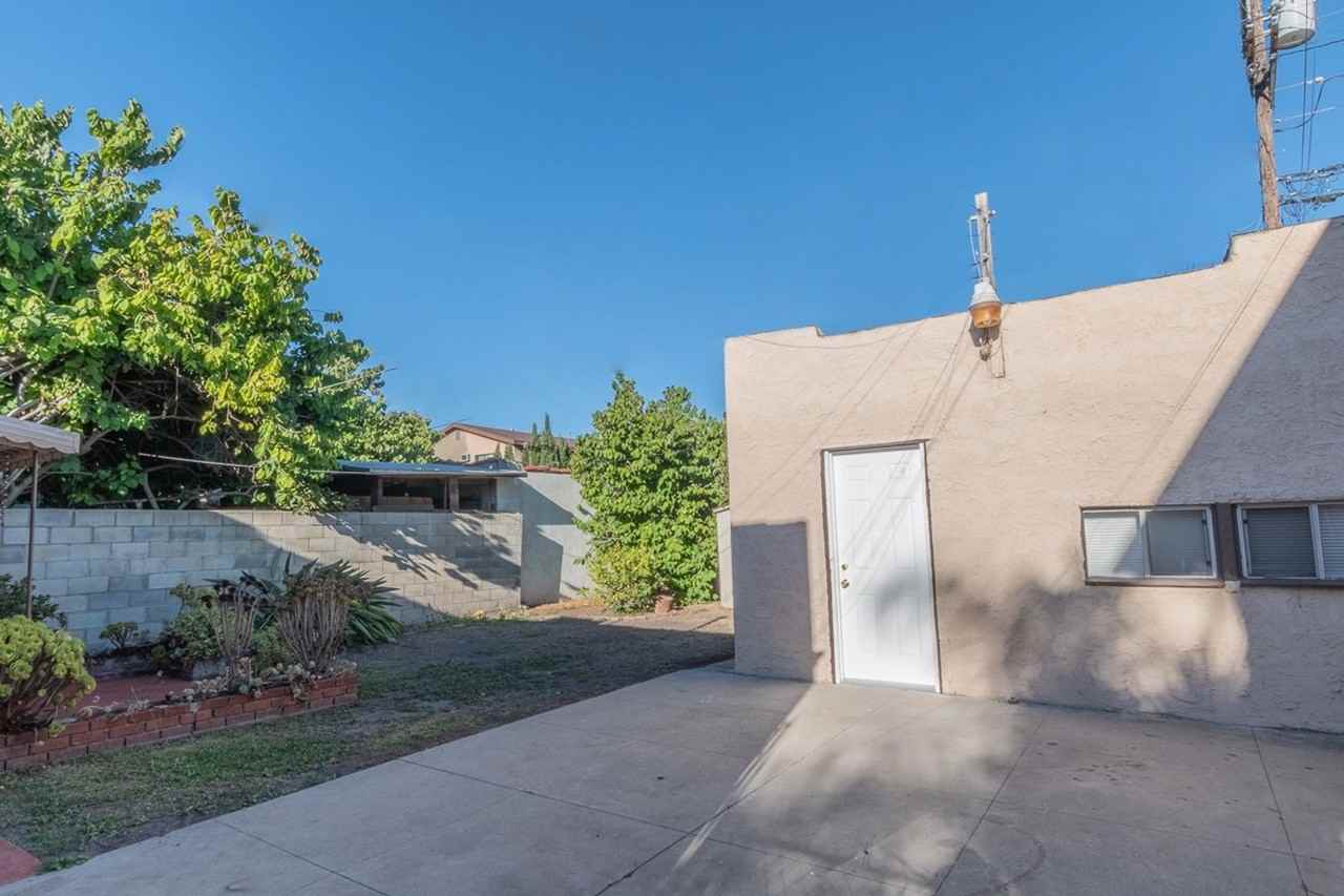 2226 S Redondo Blvd - Photo 2 of 23