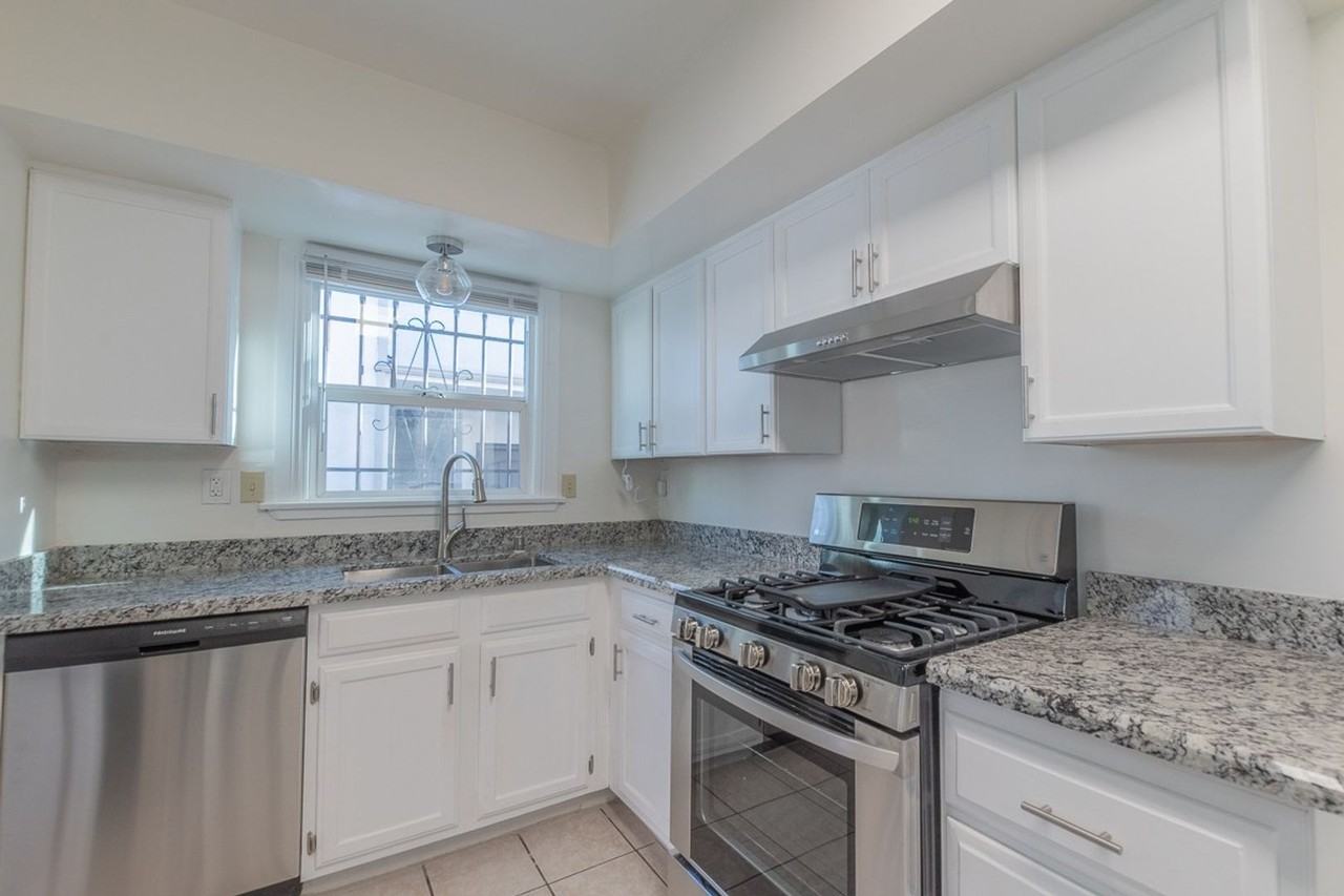 2226 S Redondo Blvd - Photo 7 of 23