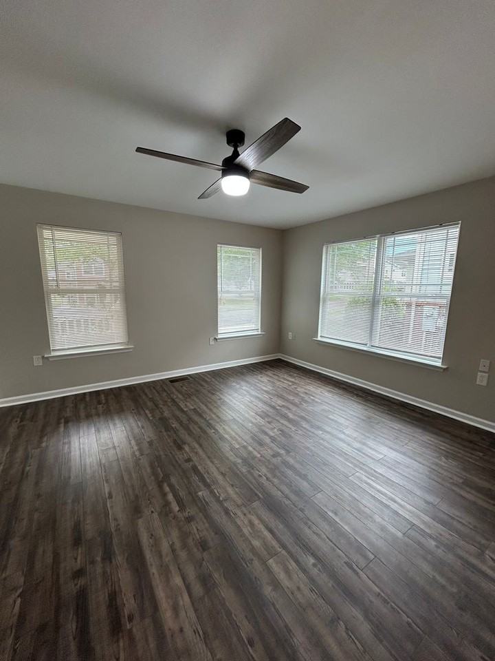 223 W 37th St - Photo 4 of 21