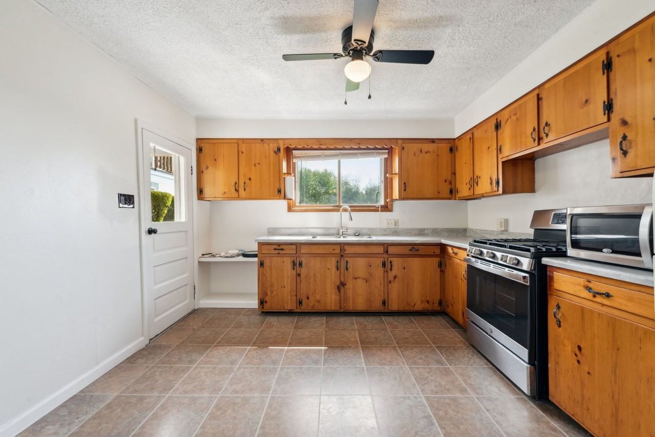 817 Laura St - Photo 6 of 28