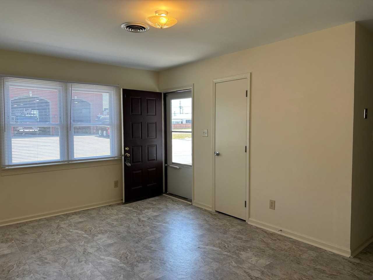 501B Live Oak St - Photo 2 of 14