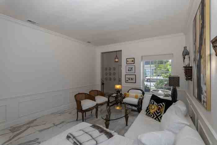 907 Sussex Close - Photo 3 of 23