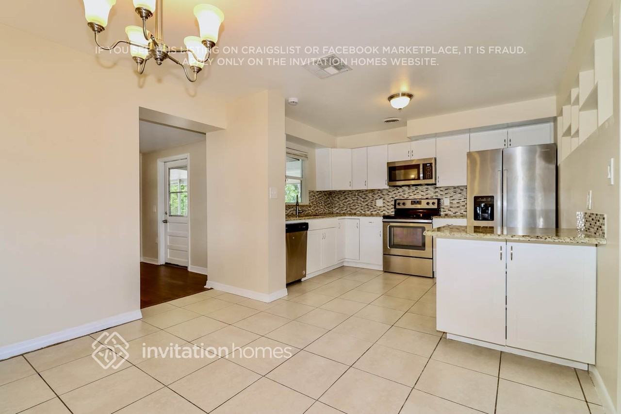 11018 102nd Ave - Photo 4 of 16