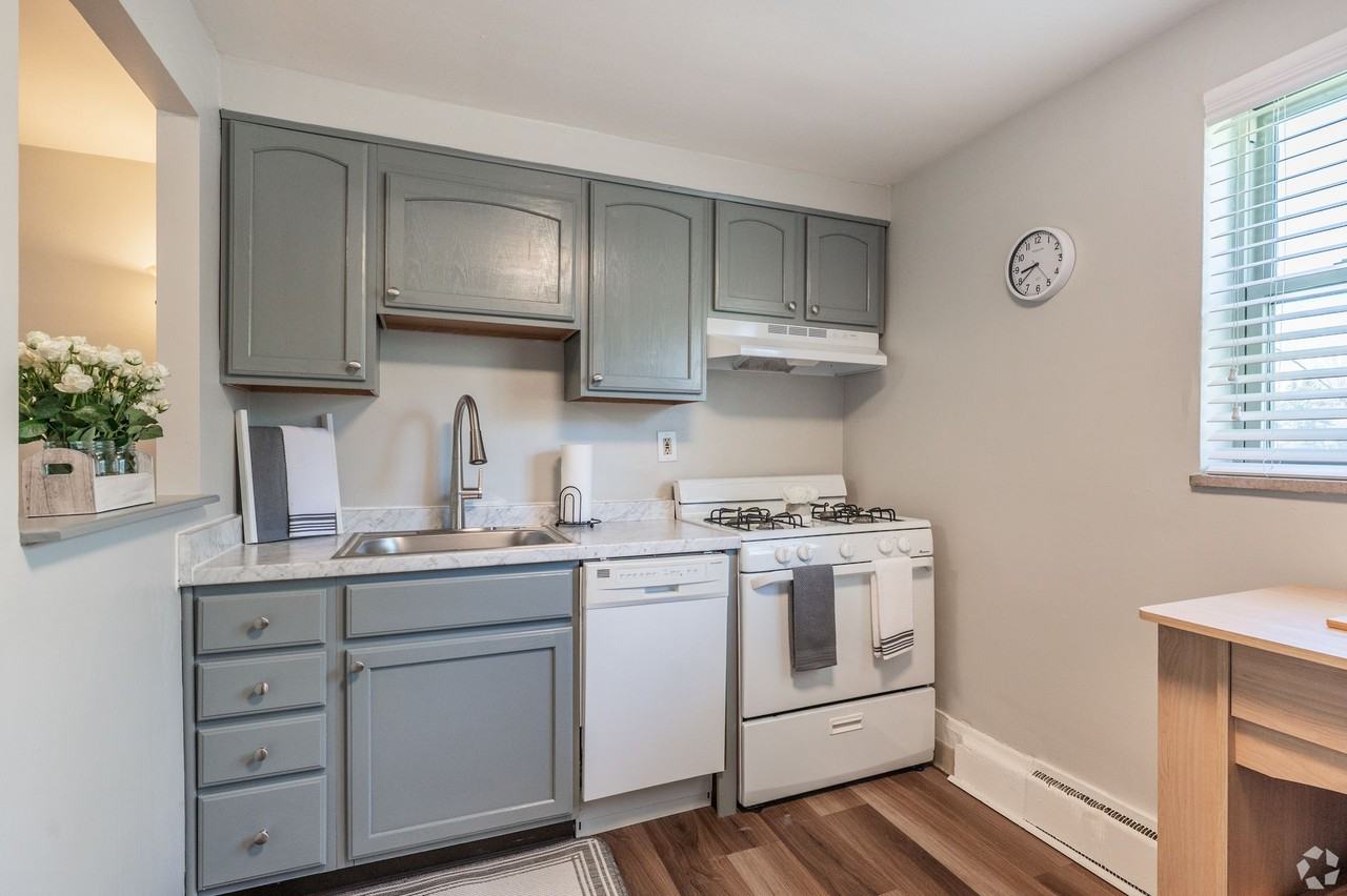 Cloverleaf Village Apartments - Photo 4 of 36