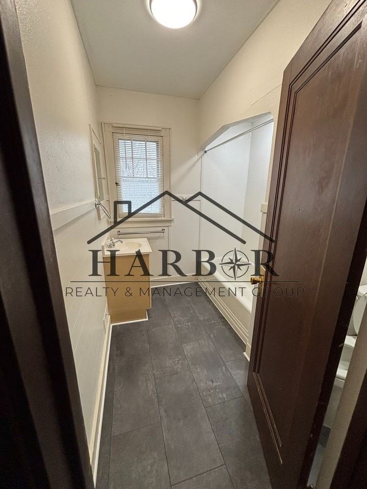 1215 Saint John Ave - Photo 2 of 8