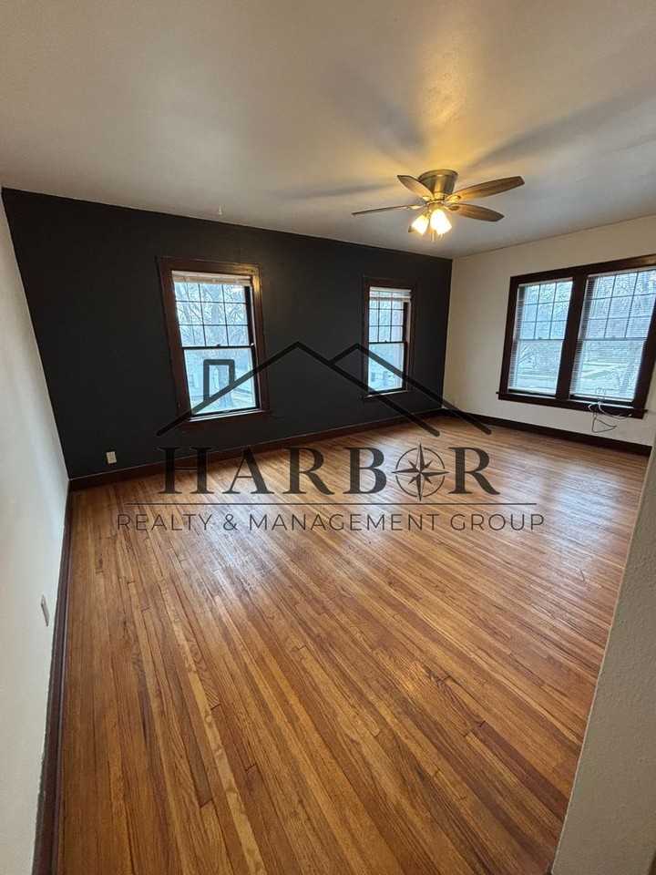 1215 Saint John Ave - Photo 4 of 8