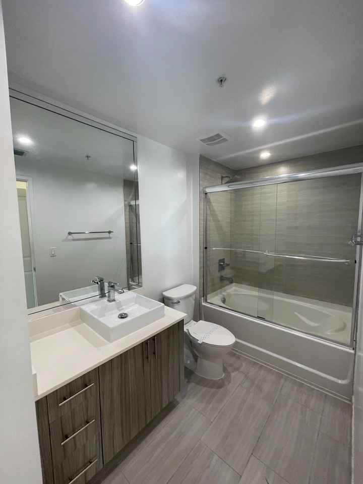 551 Northeast 39th Street #B6 - Photo 5 of 29