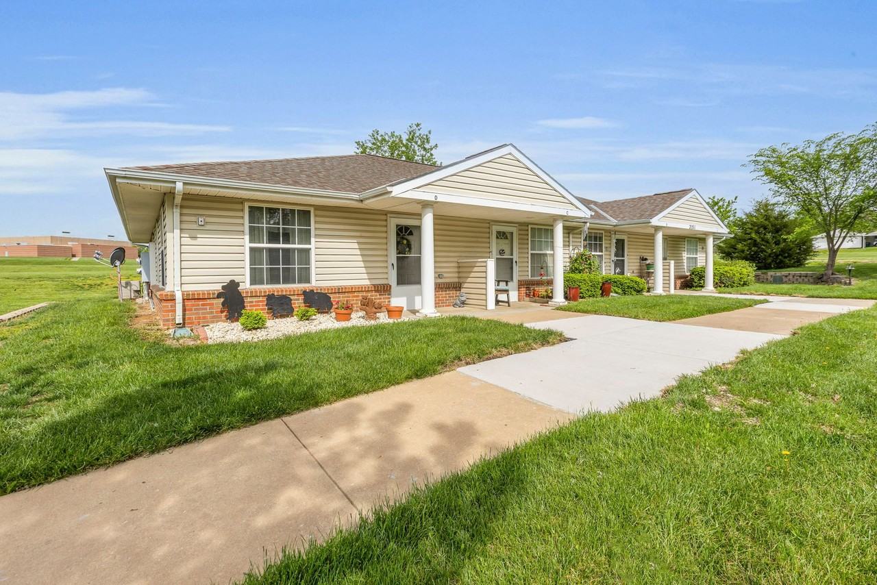 Spring Hill Villas - Photo 4 of 31