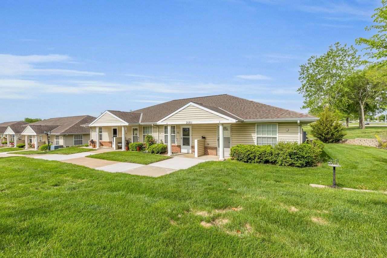 Spring Hill Villas - Photo 6 of 31