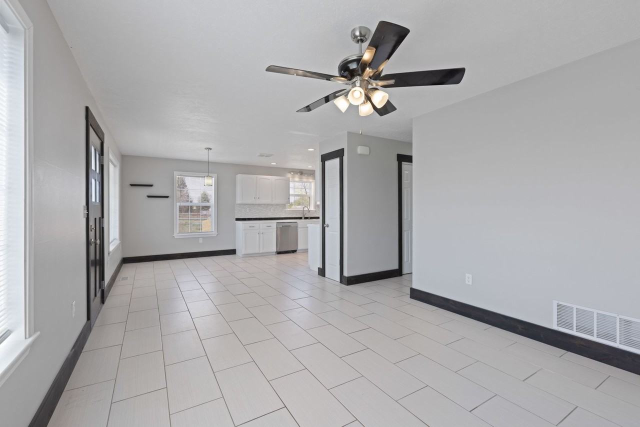 2729 2729 E 95th N Idaho Falls, ID 83401 - Photo 3 of 40