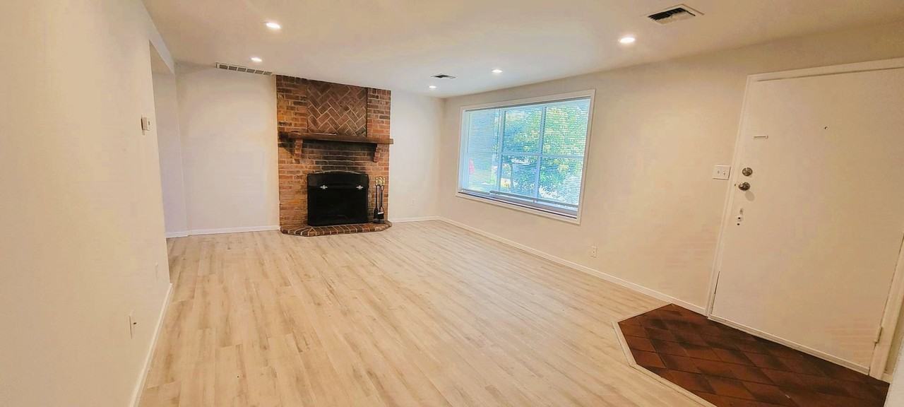 16339 Ashworth Ave N - Photo 2 of 10