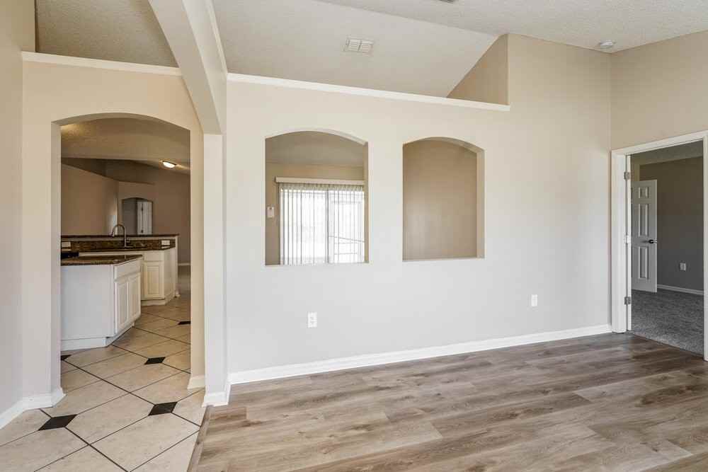 2429 Ainsworth Ave - Photo 4 of 16