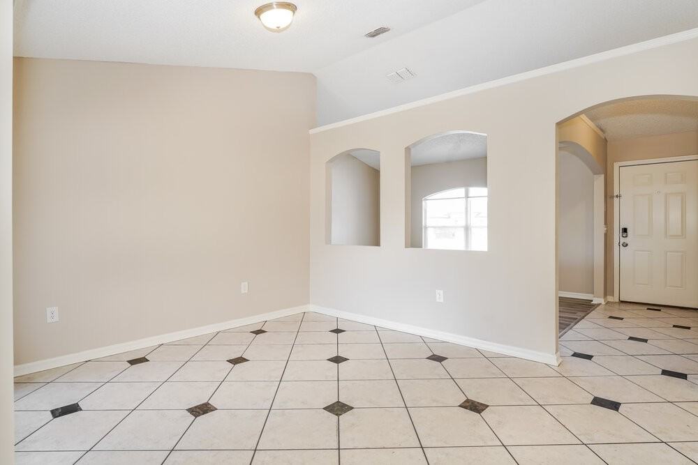 2429 Ainsworth Ave - Photo 6 of 16