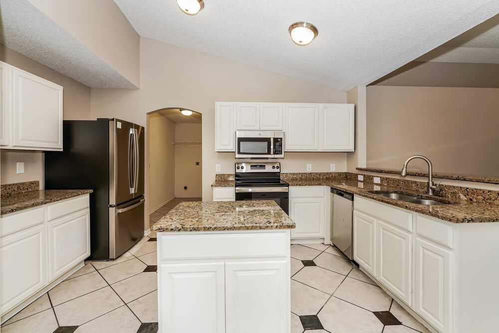 2429 Ainsworth Ave - Photo 7 of 16