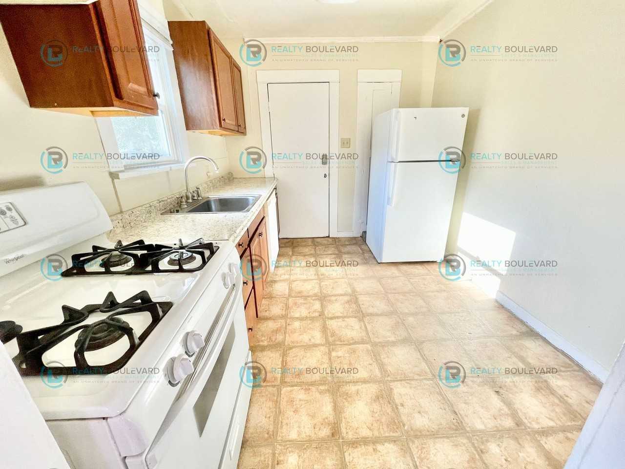 722 E 7th St - Photo 2 of 10