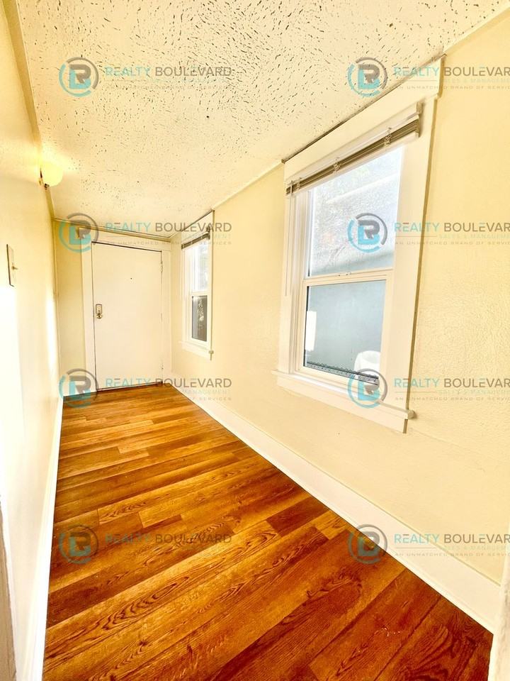 722 E 7th St - Photo 3 of 10