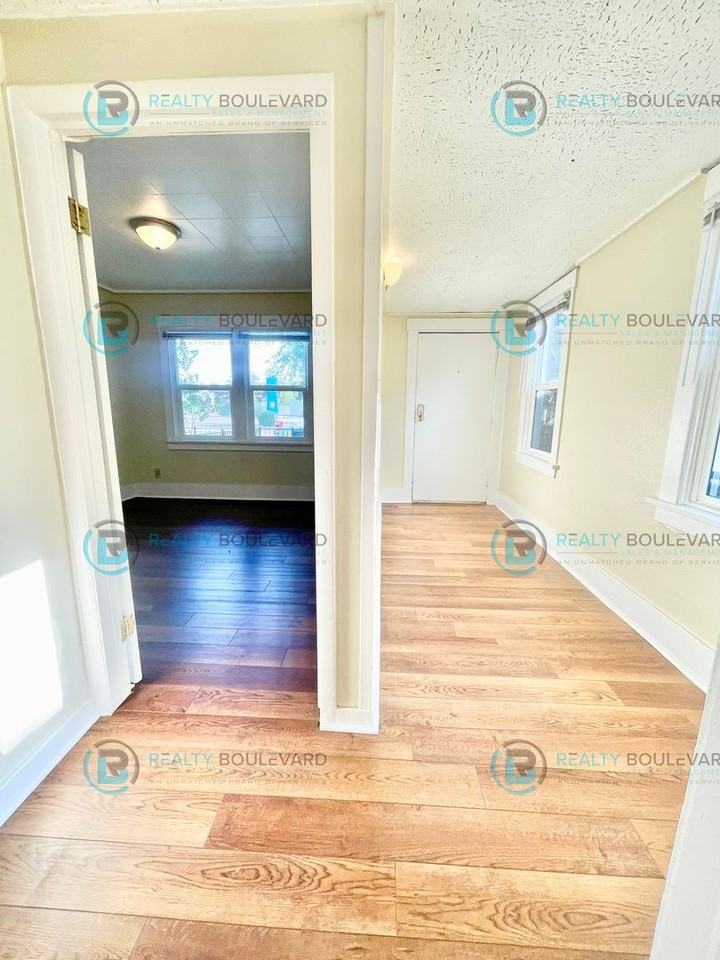 722 E 7th St - Photo 4 of 10