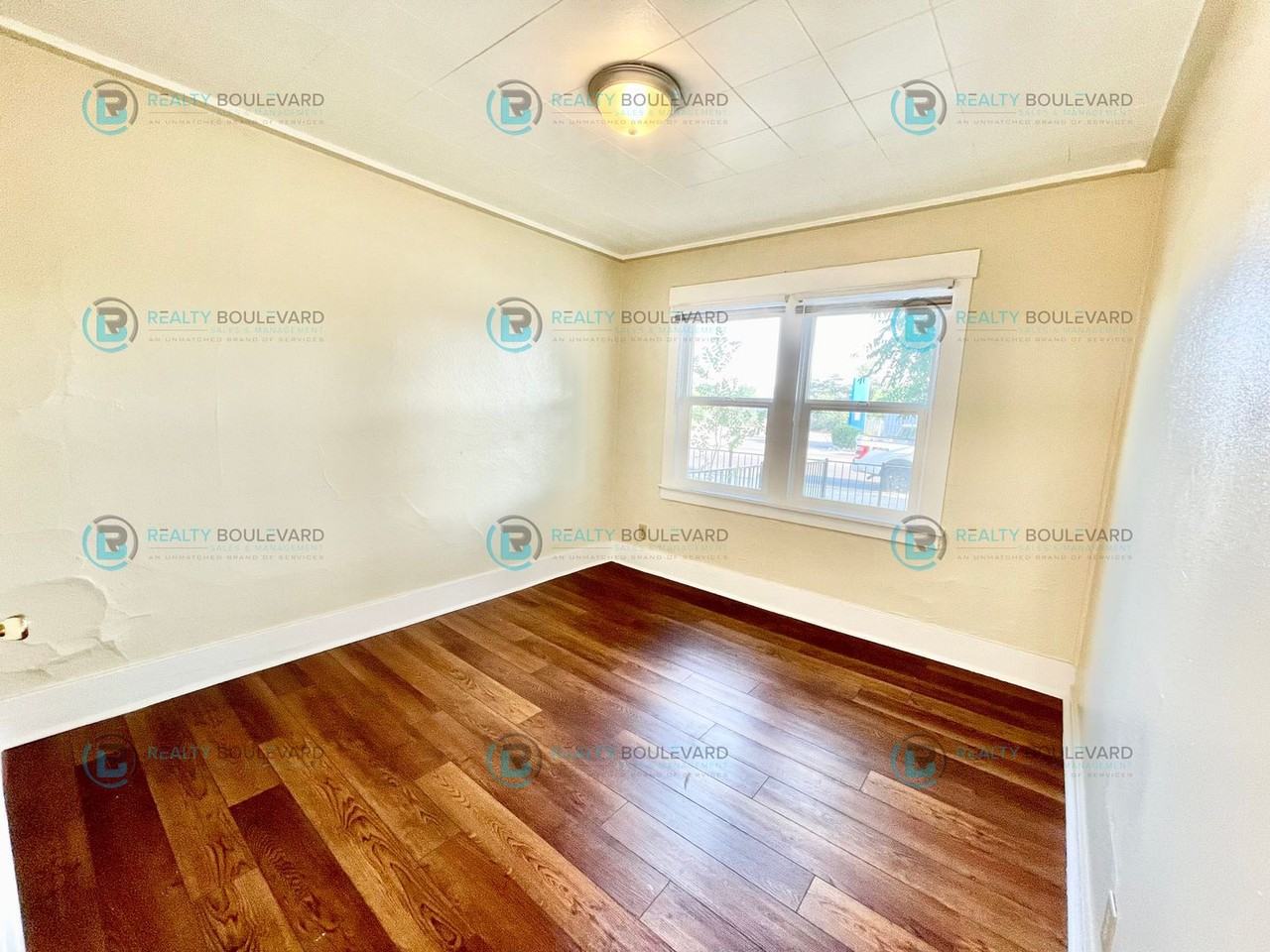722 E 7th St - Photo 5 of 10