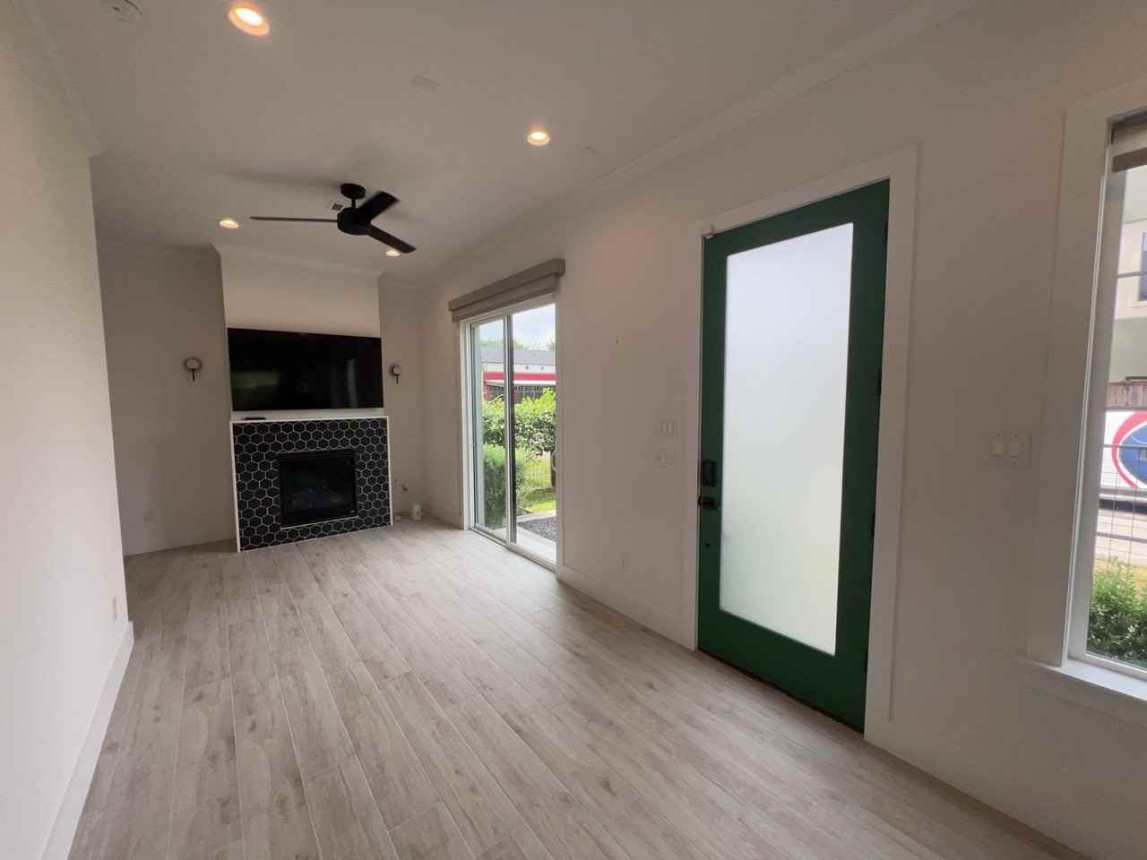 1423 Holly St - Photo 2 of 15