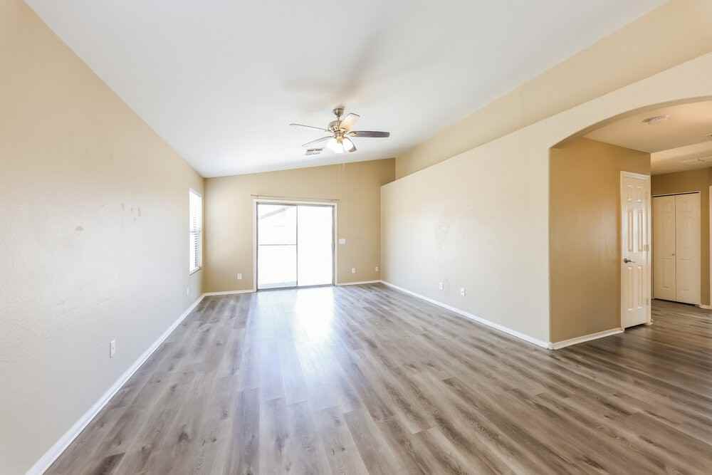 15538 W Lisbon Ln - Photo 3 of 16