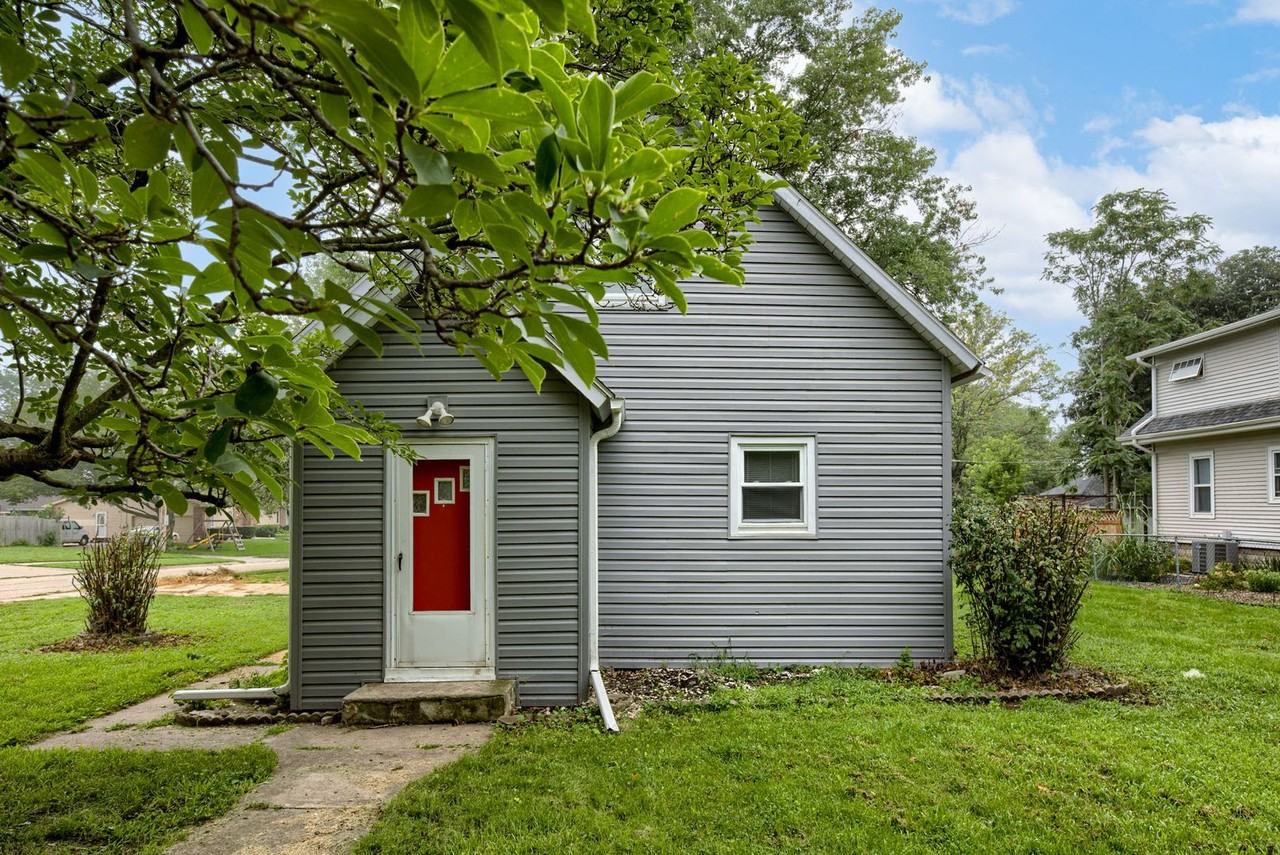 153 S Scott St - Photo 2 of 17