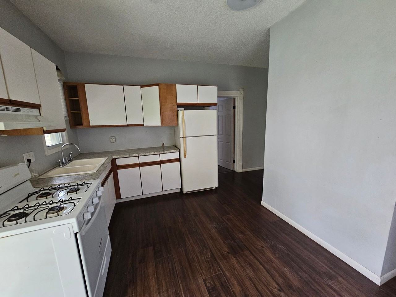 1612 W 8th St - Photo 2 of 8