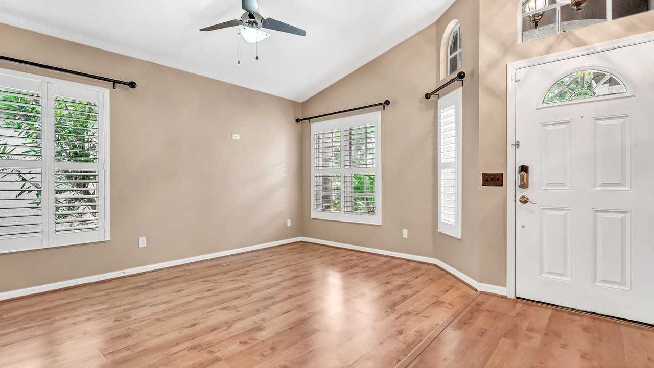 9918 Hartwell Bridge Cir - Photo 4 of 39