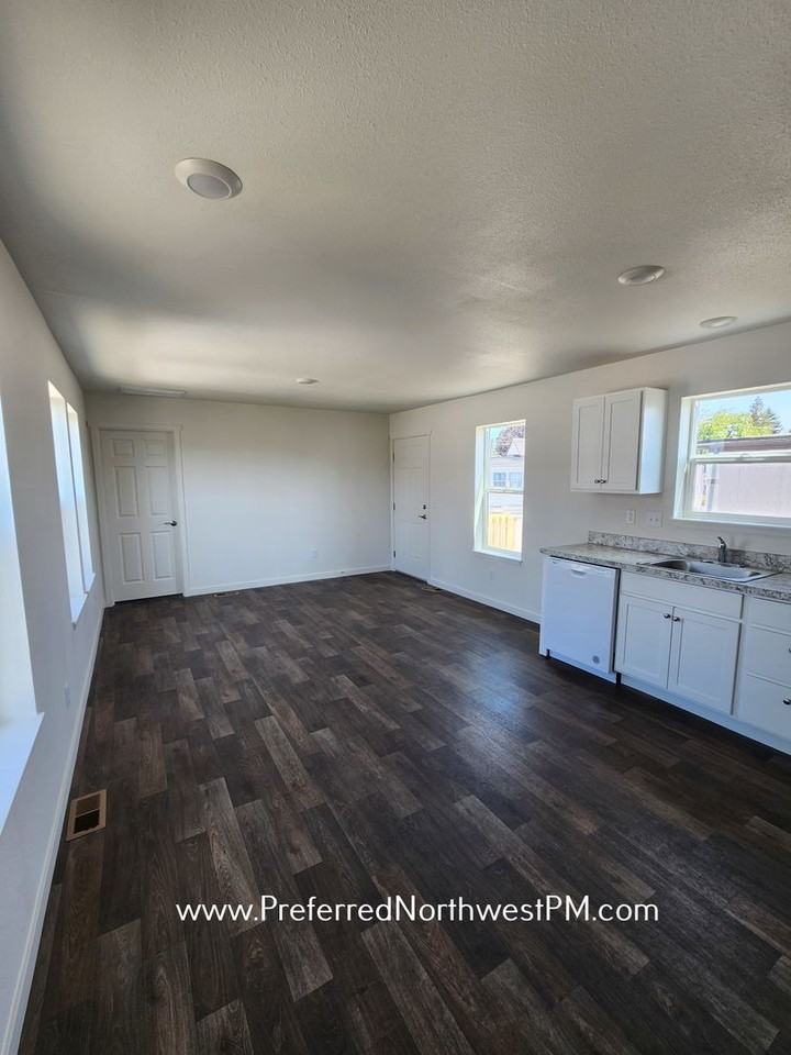 1085 W 1st Ave #3 - Photo 3 of 9
