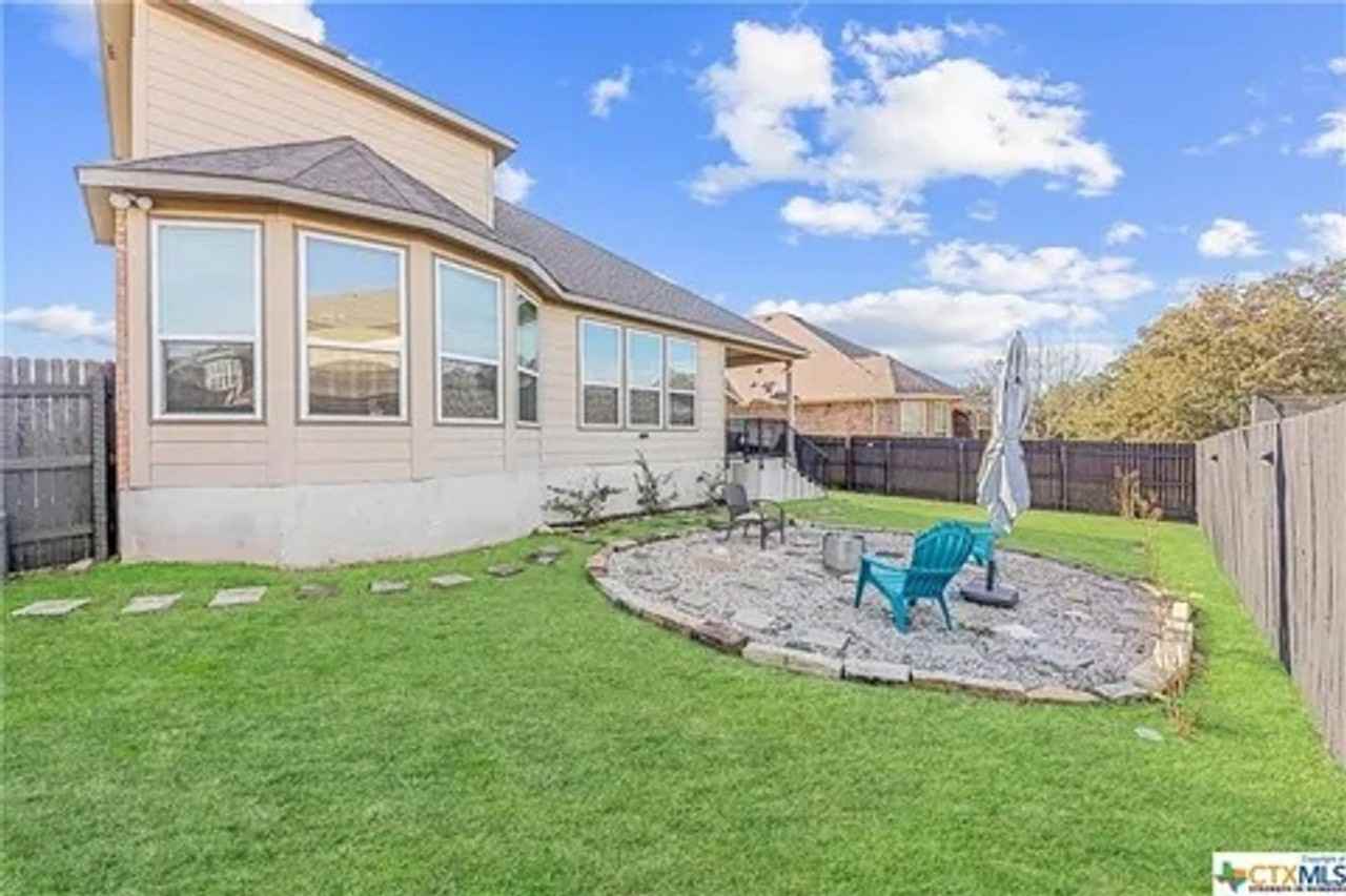 807 Old World Dr - Photo 3 of 38