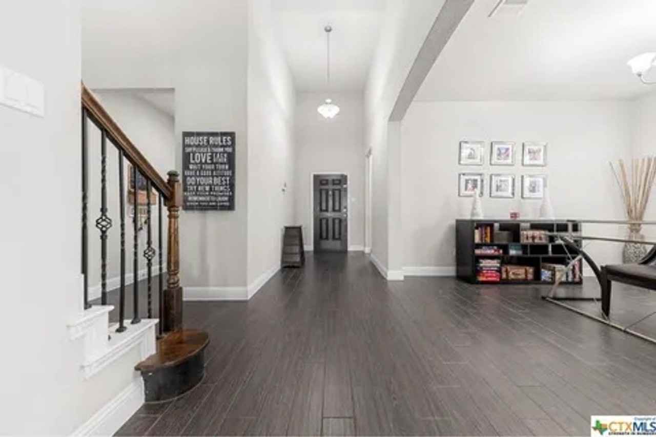807 Old World Dr - Photo 5 of 38