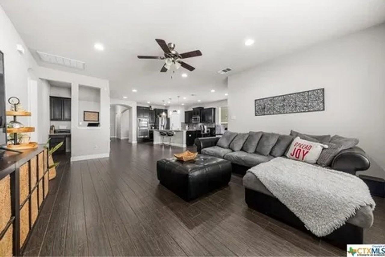 807 Old World Dr - Photo 6 of 38