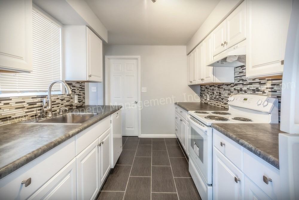 422 Tedmon Dr - Photo 2 of 18
