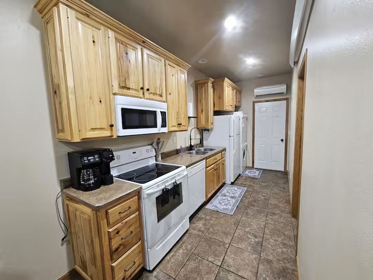 The Suite Six - Photo 2 of 20