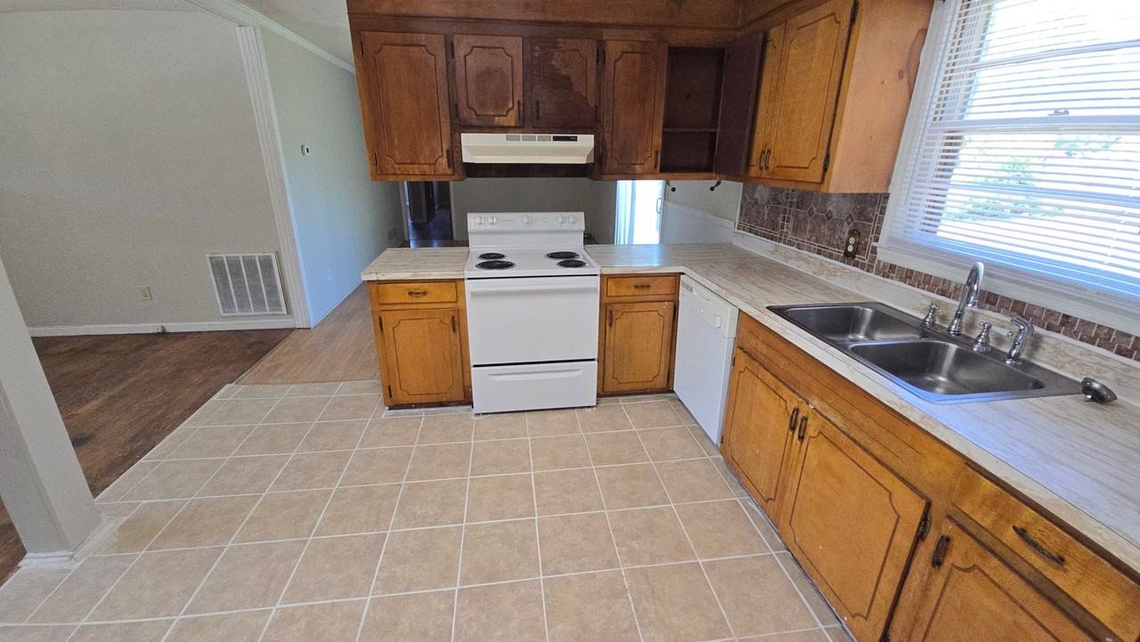 2233 Windsor Dr - Photo 5 of 29