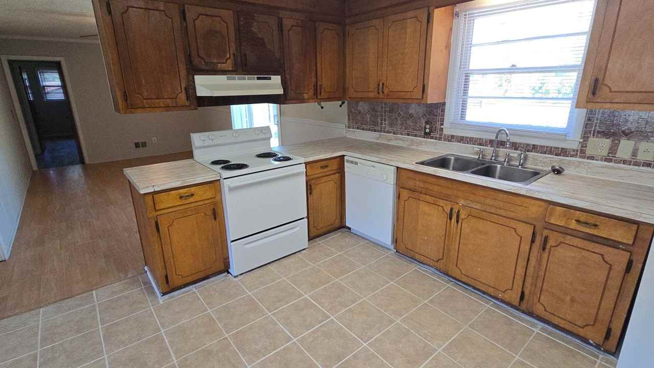 2233 Windsor Dr - Photo 6 of 29
