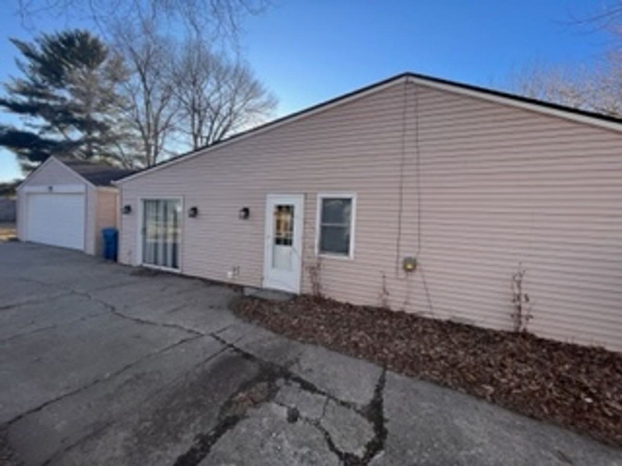 1438 Dodge St - Photo 3 of 18