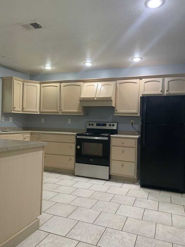 3401 Derby Dr - Photo 4 of 20