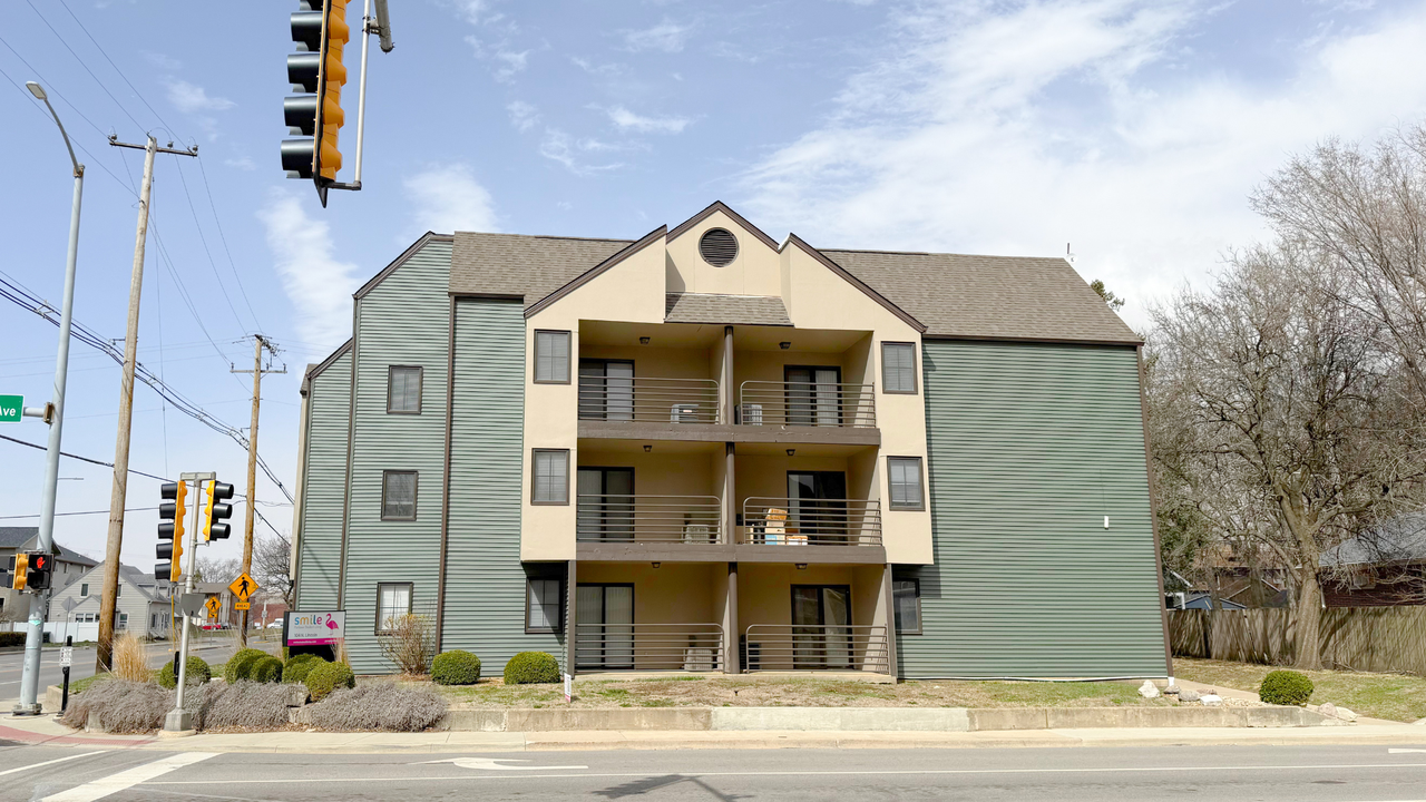 104 N Lincoln - Photo 2 of 28