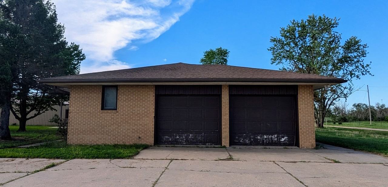 320 S Dilley St - Photo 2 of 32