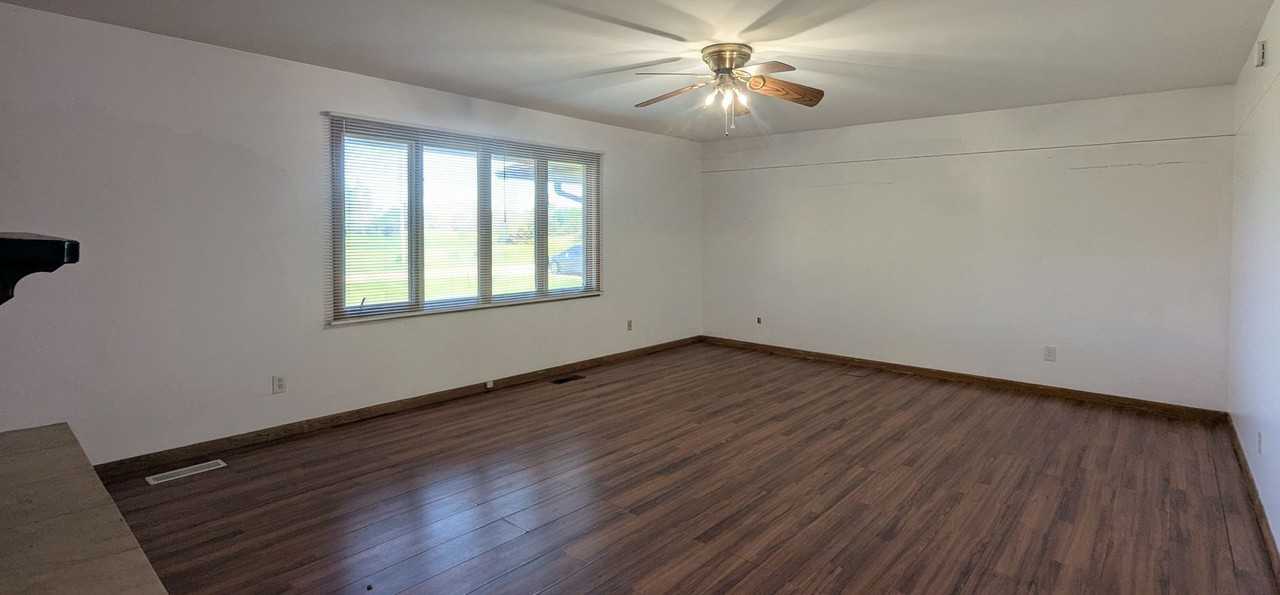 320 S Dilley St - Photo 3 of 32