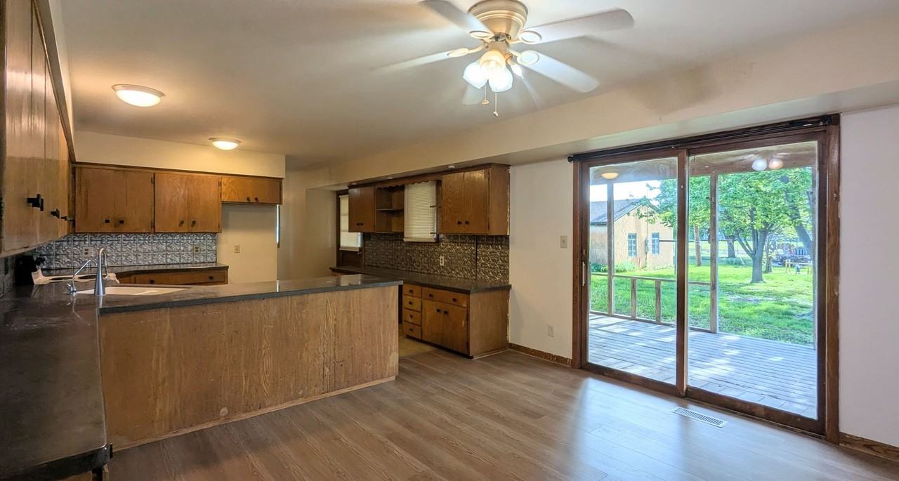 320 S Dilley St - Photo 4 of 31